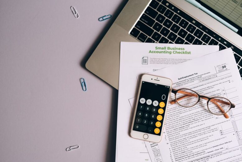 Een ondernemer die zijn zakelijke financiële administratie efficiënt beheert met behulp van digitale tools en software.